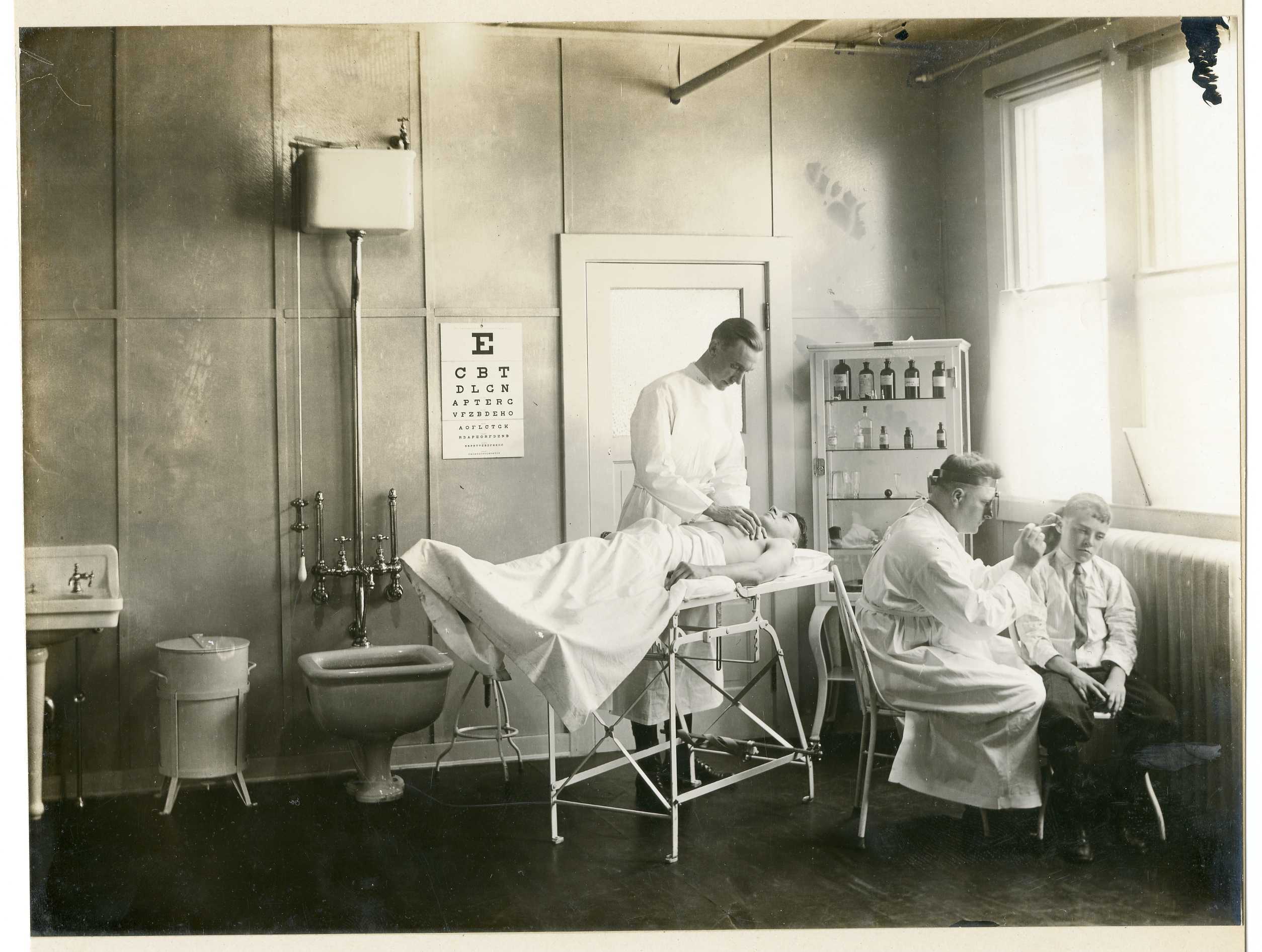 Attending_surgeon's_office;_examination_room,_Washington,_D.C._World_War_1_(1910s)